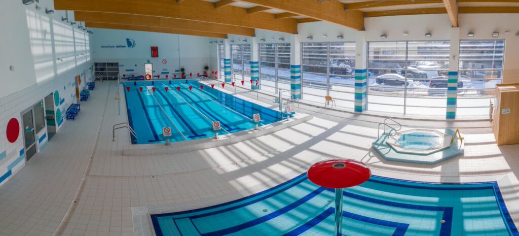 Fot.: mosirszczawno-zdroj.pl/Kryta pływalnia "Dolnośląski delfinek" zbudowana przez Miejski Ośrodek Sportu i Rekreacji w Szczawnie-Zdroju