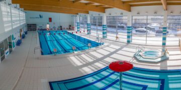 Fot.: mosirszczawno-zdroj.pl/Kryta pływalnia "Dolnośląski delfinek" zbudowana przez Miejski Ośrodek Sportu i Rekreacji w Szczawnie-Zdroju