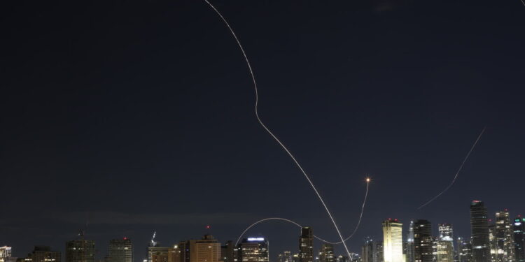 Wojna na Bliskim Wschodzie. Irańskie ataki na ZEA, Kuwejt i Izrael. Są ofiary śmiertelne i ranni