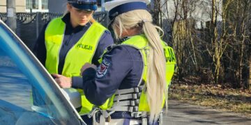 Prowadząc, skup się na drodze! – apeluje policja