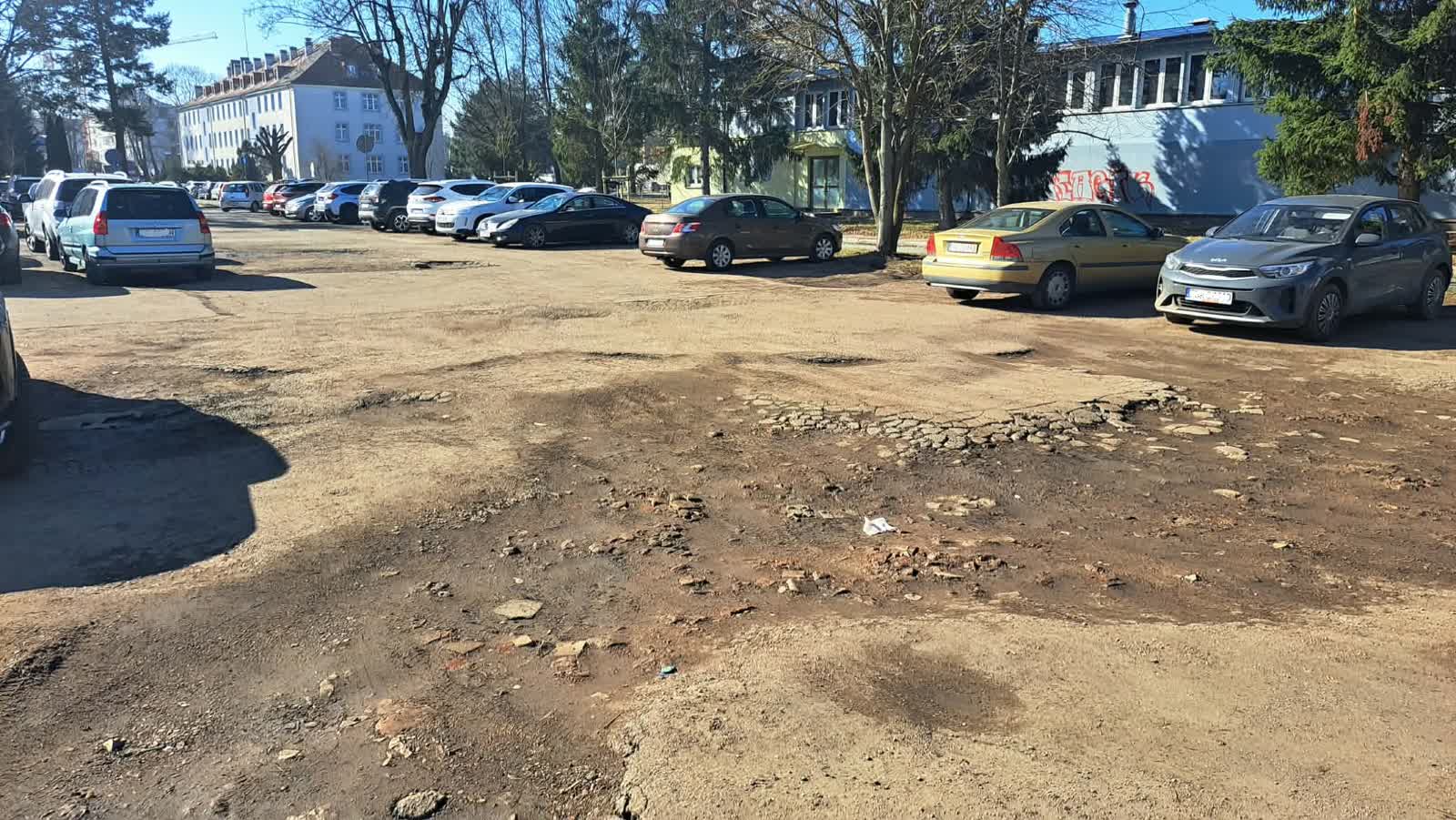 Są pieniądze, znikną dziury. Czy parking będzie płatny?