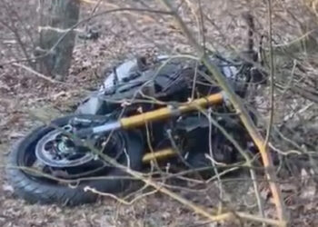 Zderzenie motocyklisty i osobówki na ul. Piłsudskiego