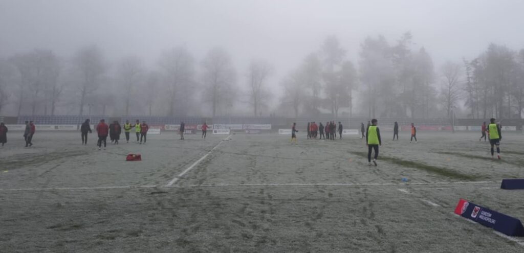 Pierwotnie mecz miał się odbyć jesienią, ale warunki na to nie pozwoliły