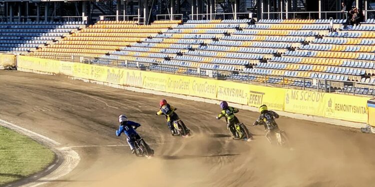 Młodzi stalowcy prawie bezbłędni, Falubaz na podium