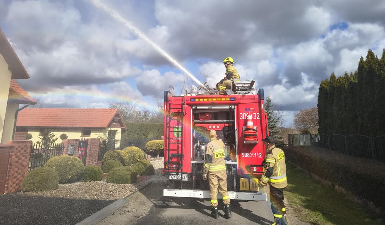 Strażacy z OSP polewają dachy. Na szczęście