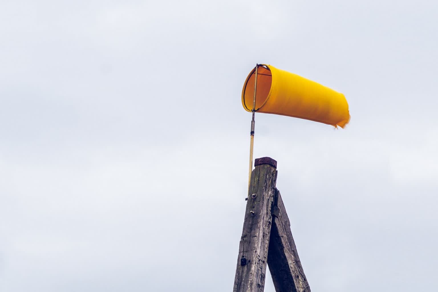 IMGW ostrzega: uwaga na silny wiatr