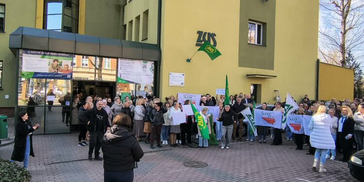 Pracownicy ZUS protestują