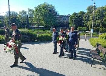 Złożyli kwiaty pod pomnikiem, by uczcić pamięć Witolda Pileckiego
