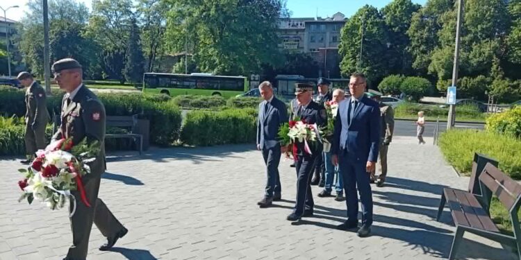 Złożyli kwiaty pod pomnikiem, by uczcić pamięć Witolda Pileckiego