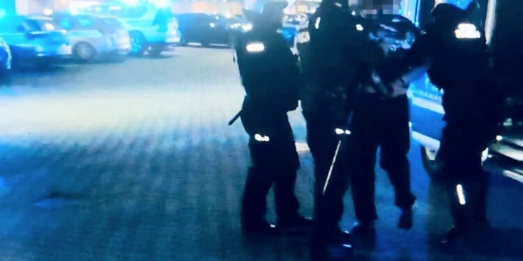 Blisko konfrontacji kibiców na S3. Policyjne pałki i gaz w życiu.
