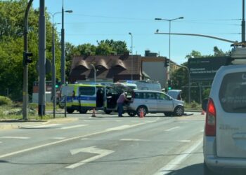 Zderzenia aut na rondzie Santockim. Auto uderzyło w słup w Bogdańcu