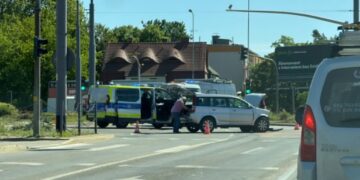Zderzenia aut na rondzie Santockim. Auto uderzyło w słup w Bogdańcu