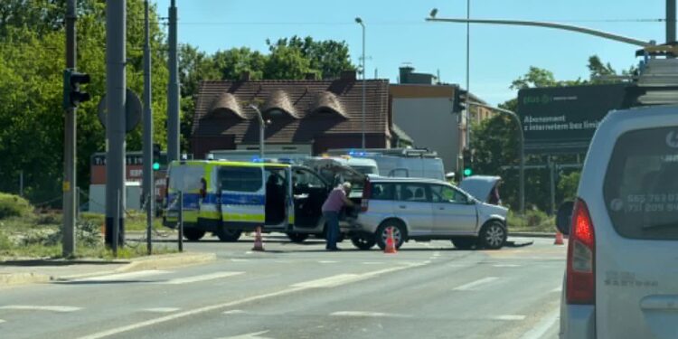 Zderzenia aut na rondzie Santockim. Auto uderzyło w słup w Bogdańcu