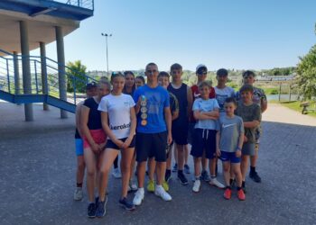 Mateusz Augustyniak wraz z mlodszymi kolegami i koleżankami z AZS AWF Gorzów (fot. fb AZS AWF)
