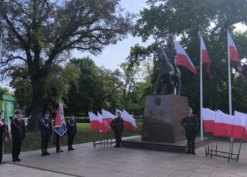 Złożyli kwiaty pod pomnikiem. Uroczystości 3 Maja w Gorzowie