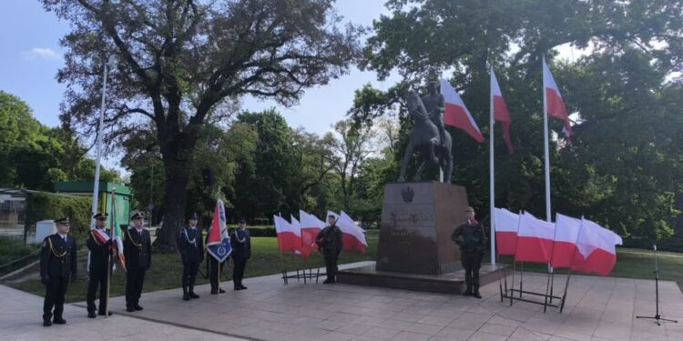 Złożyli kwiaty pod pomnikiem. Uroczystości 3 Maja w Gorzowie
