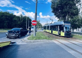 Jedna osoba poszkodowana – zderzenie osobówki z tramwajem na Walczaka