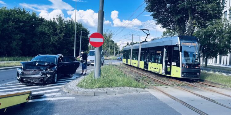 Jedna osoba poszkodowana – zderzenie osobówki z tramwajem na Walczaka