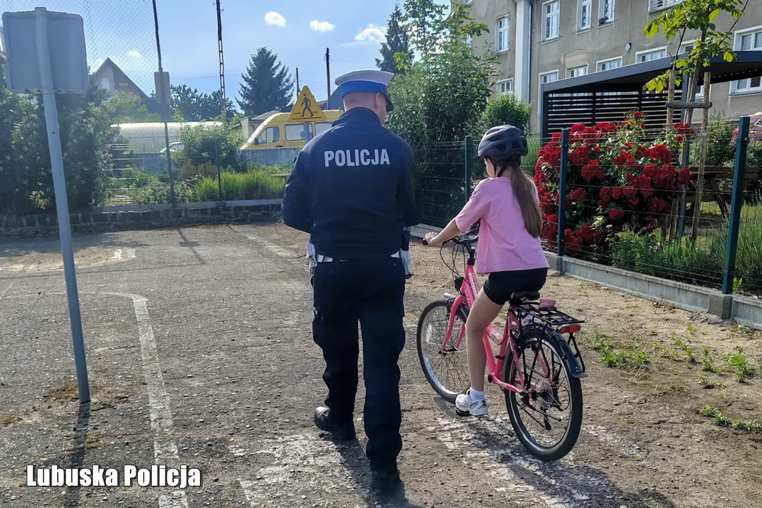 Jechała hulajnogą bez kasku. Nastolatka w ciężkim stanie