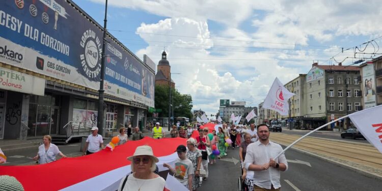 Mieszkańcy idą przez Gorzów w Marszu dla Życia i Rodziny