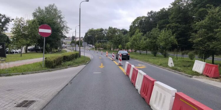 Kolejny etap prac na rondzie Barlineckim. Kierowcy muszą zachować ostrożność