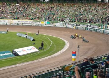 Stal przegrała z Falubazem – mecz w cieniu starcia na trybunach