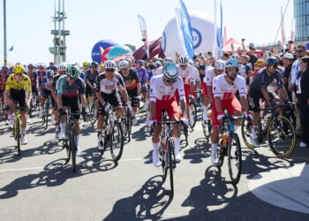 Kolarze reprezentacji Polski Filip Gruszczyński (C-L) i Radosław Frątczak (C-P) na starcie 1. etapu 83. Tour de Pologne w Gdyni. Fot. PAP/Adam Warżawa