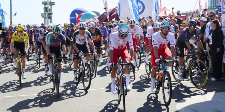 Kolarze reprezentacji Polski Filip Gruszczyński (C-L) i Radosław Frątczak (C-P) na starcie 1. etapu 83. Tour de Pologne w Gdyni. Fot. PAP/Adam Warżawa