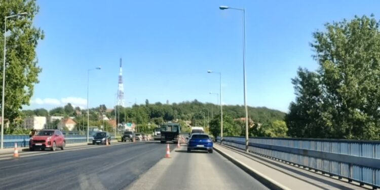 Na trasie nadwarciańskiej kierowcy wciąż w korkach