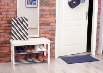 Szafka na buty z lustrem – dwie funkcje w jednym meblu