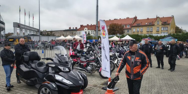 Motocykliści już gotowi na paradę