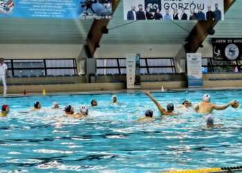 Zacięty początek a potem historyczne derby dla faworyta