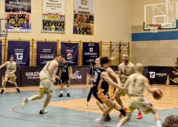 „Kangury” poza lekkim przestojem nie dali szans Smykom z Prudnika