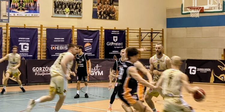 „Kangury” poza lekkim przestojem nie dali szans Smykom z Prudnika